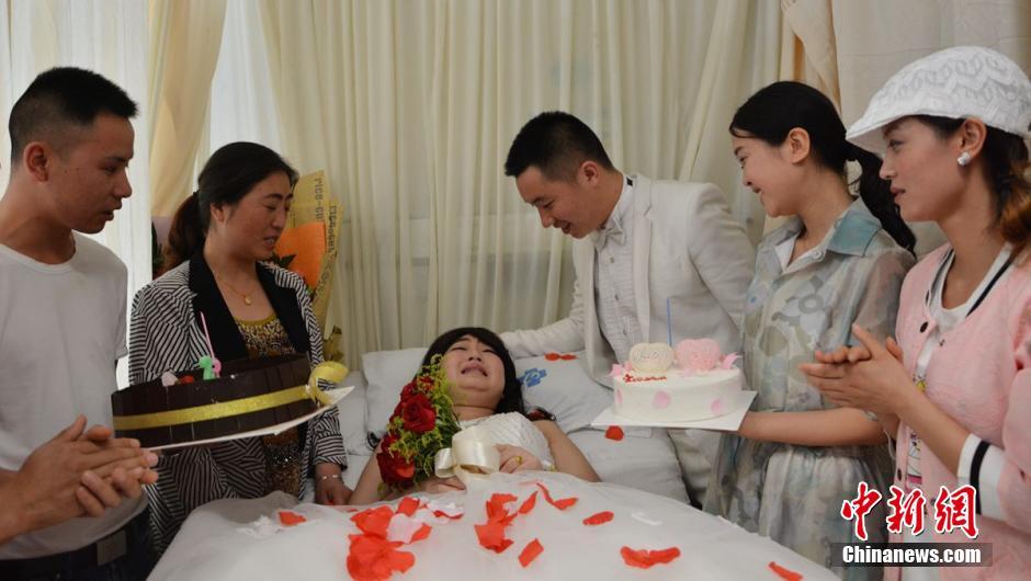 消防战士与患癌未婚妻病房里拍婚纱照