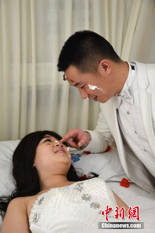 消防战士与患癌未婚妻病房里拍婚纱照
