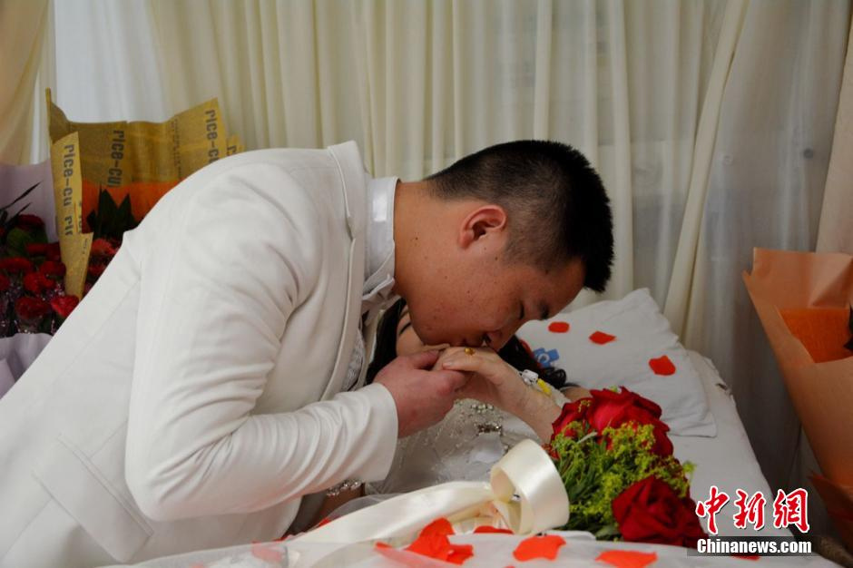 消防战士与患癌未婚妻病房里拍婚纱照