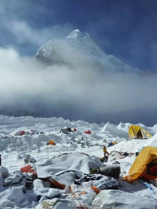 网友拍摄珠峰南坡雪崩现场画面