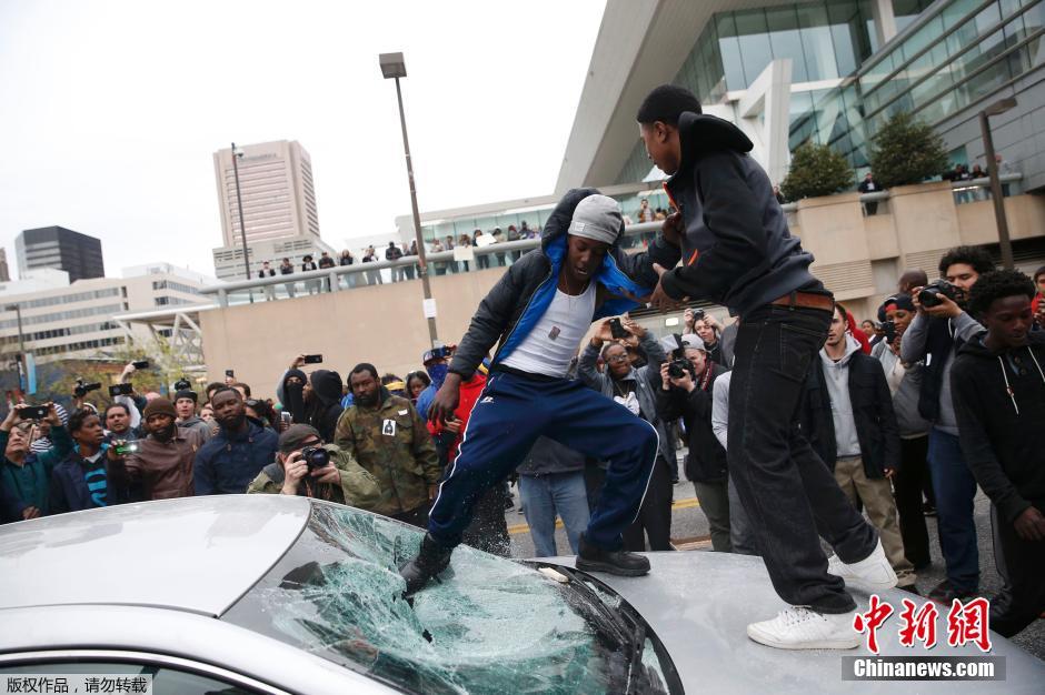 美国民众怒砸警车 抗议活动变暴力冲突