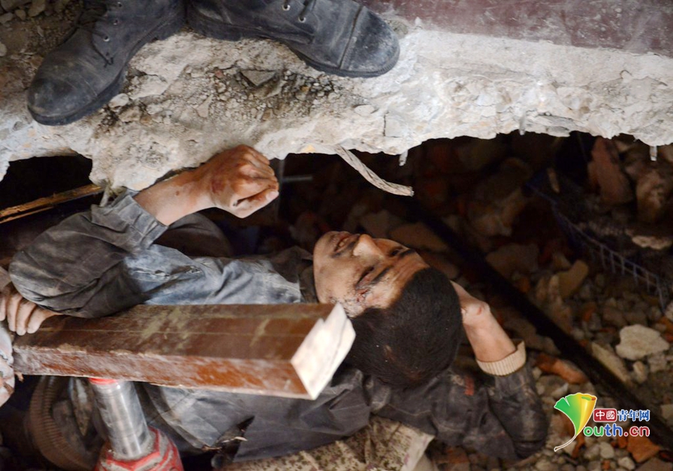 男子被困地震废墟 在朋友遗体旁等待获救