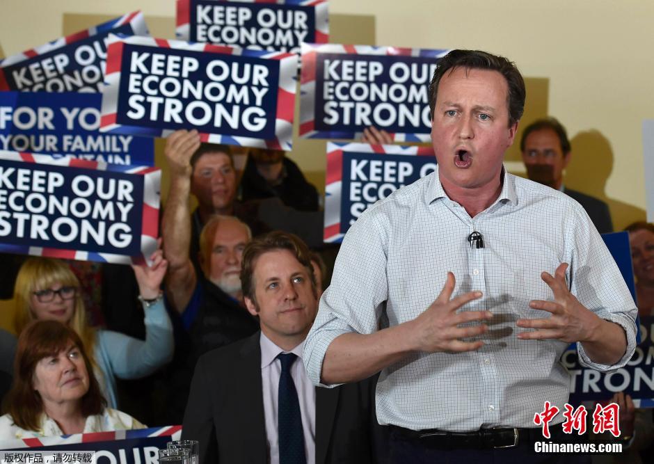 英国首相卡梅伦发表竞选演讲与支持者自拍留影