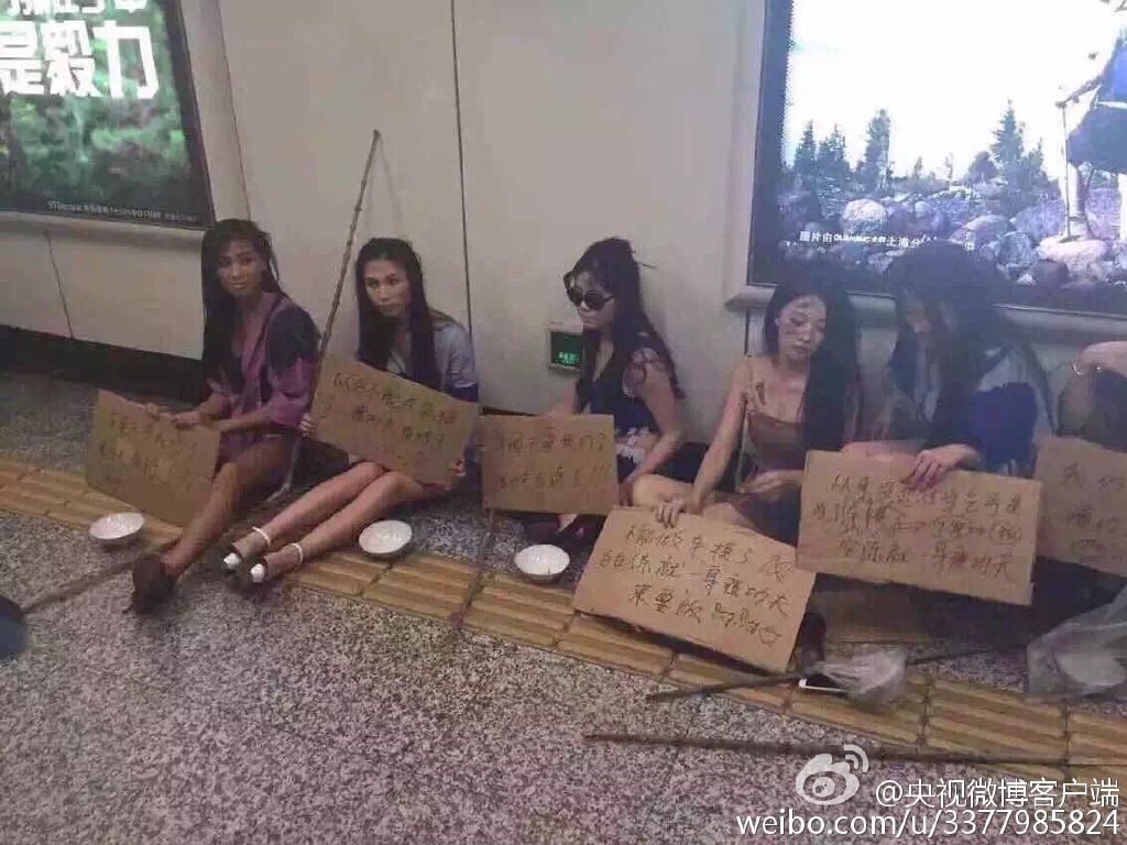 上海车展取消车模 车模扮乞丐乞讨抗议