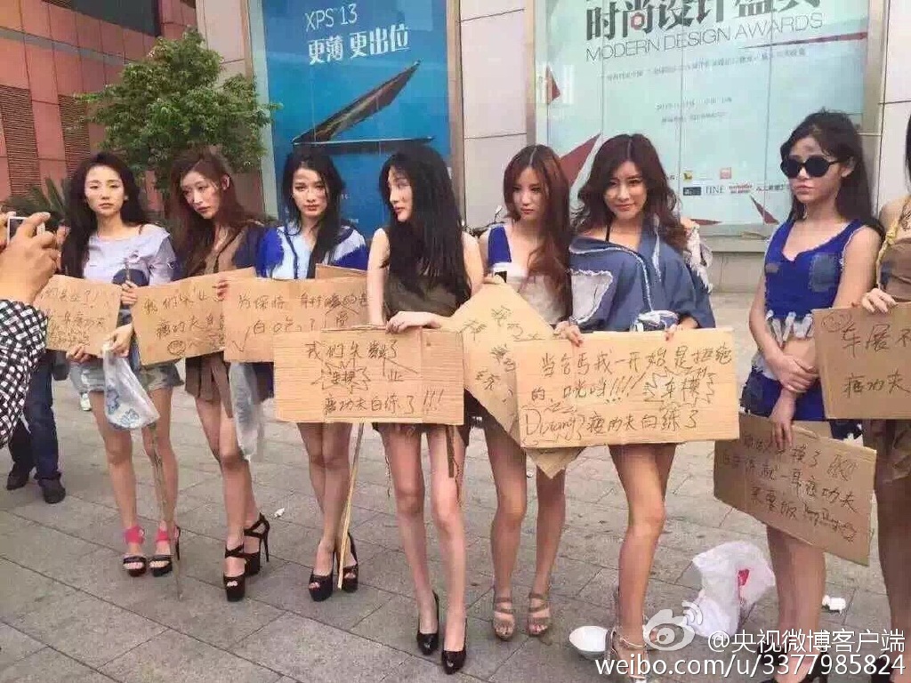 上海车展取消车模 车模扮乞丐乞讨抗议
