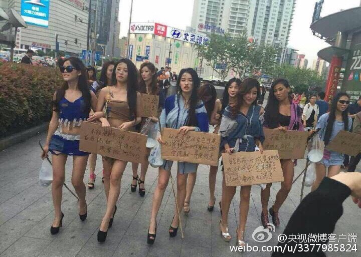 上海车展取消车模 车模扮乞丐乞讨抗议