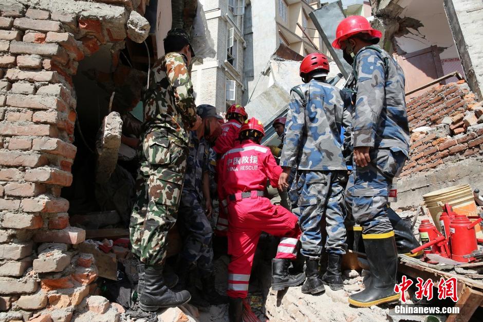尼泊尔灾区废墟上的中国救援队