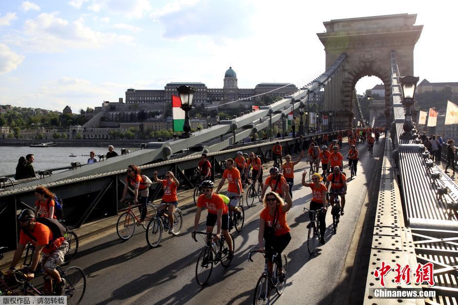 匈牙利举办“千人骑行”活动 倡导绿色出行