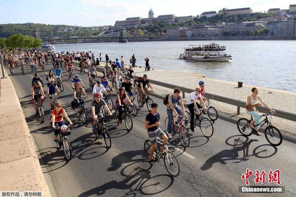 匈牙利举办“千人骑行”活动 倡导绿色出行