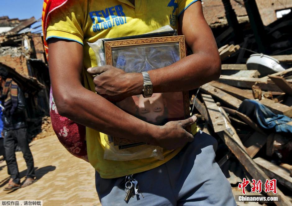 尼泊尔震后文物遭掩埋 居民瓦砾堆中寻生活用品