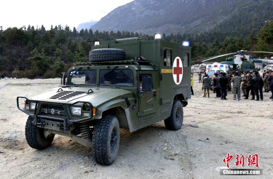 中国军方动用军机转运西藏吉隆受困民众