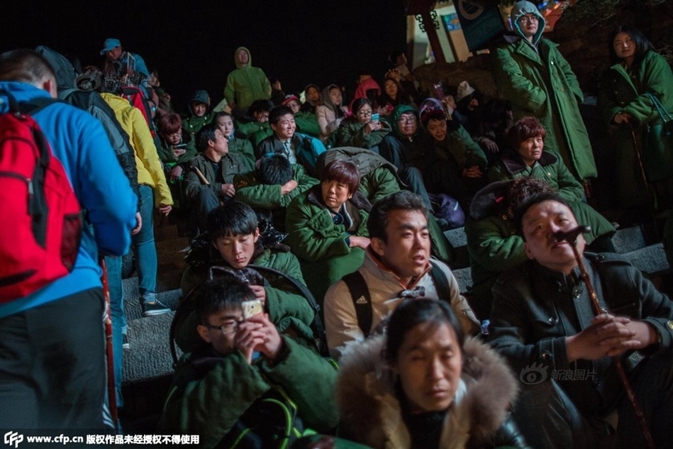 五一假期前泰山景区游客爆满