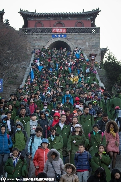 五一假期前泰山景区游客爆满