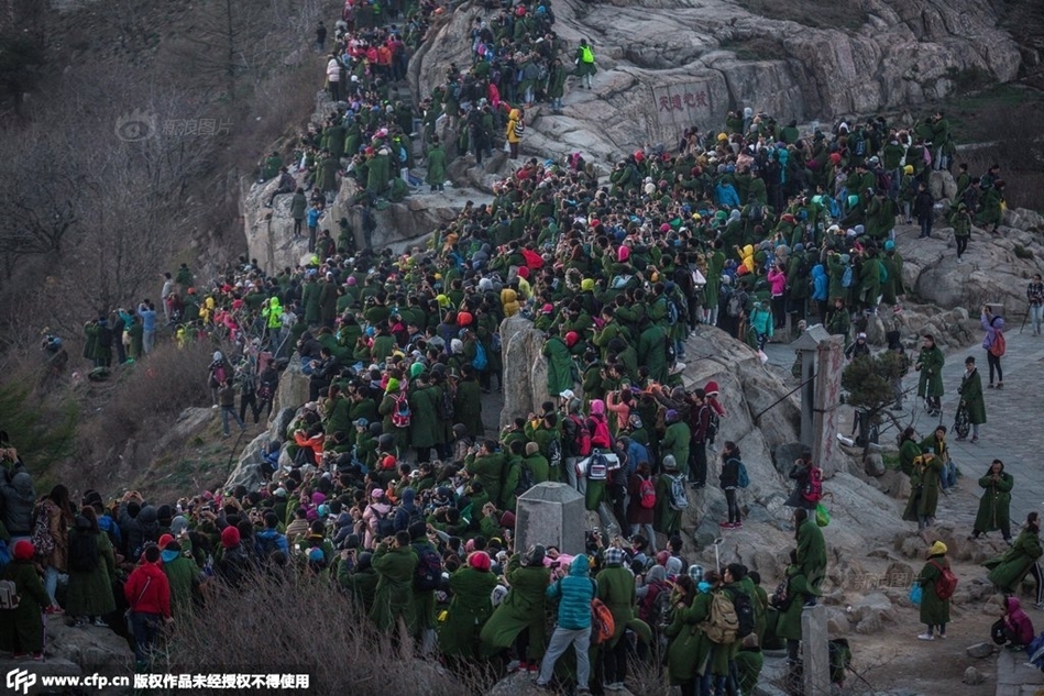 五一假期前泰山景区游客爆满