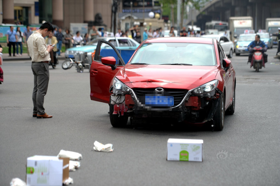 女司机误把油门当刹车 撞飞4车致1死6伤