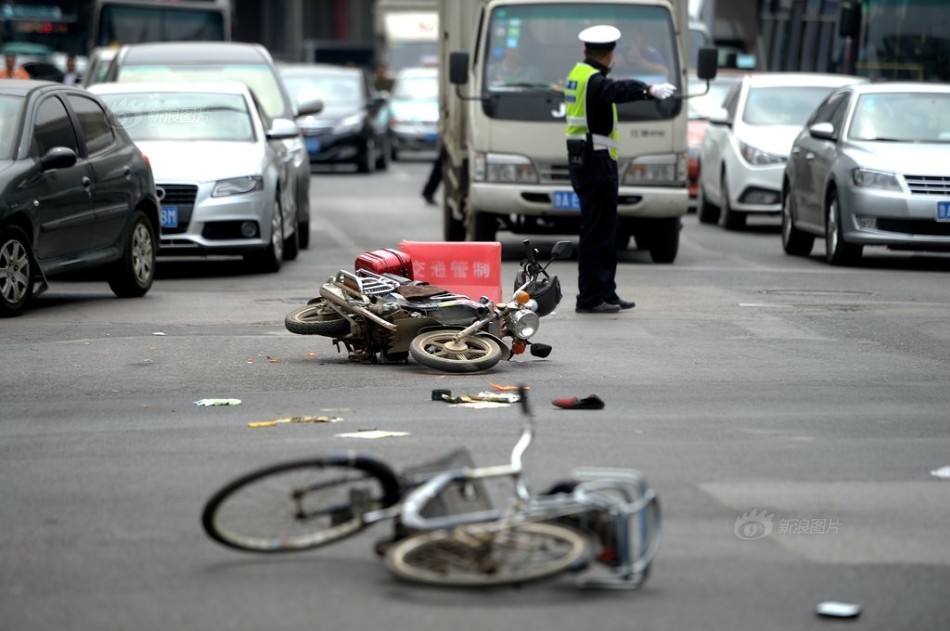 女司机误把油门当刹车 撞飞4车致1死6伤
