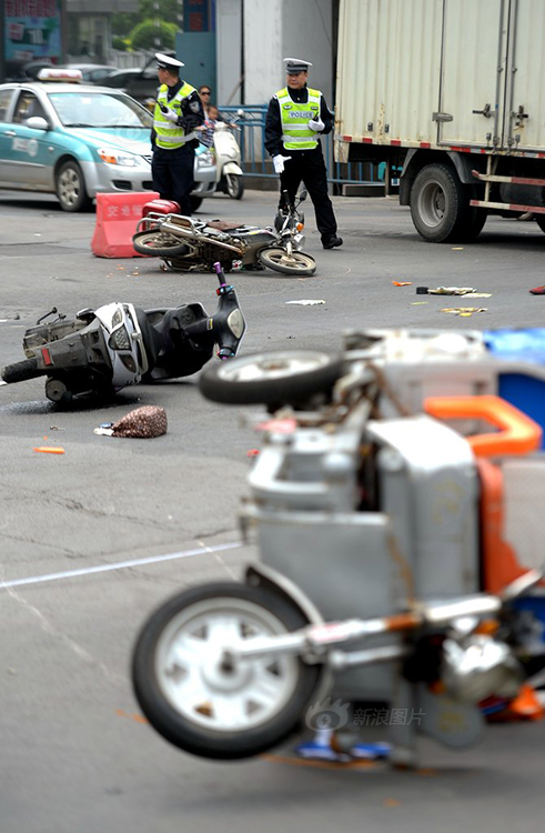 女司机误把油门当刹车 撞飞4车致1死6伤