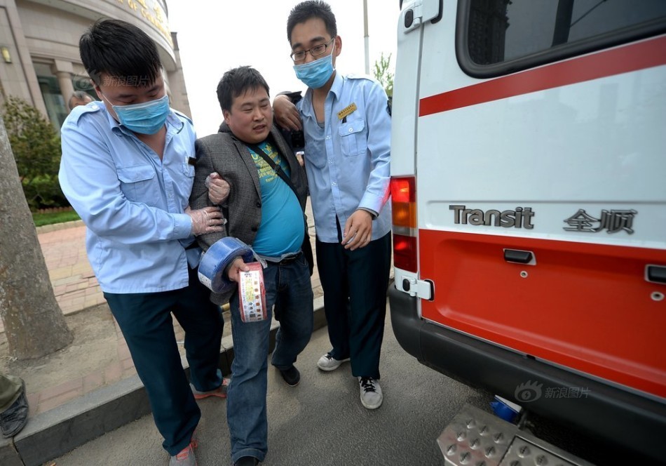 女司机误把油门当刹车 撞飞4车致1死6伤