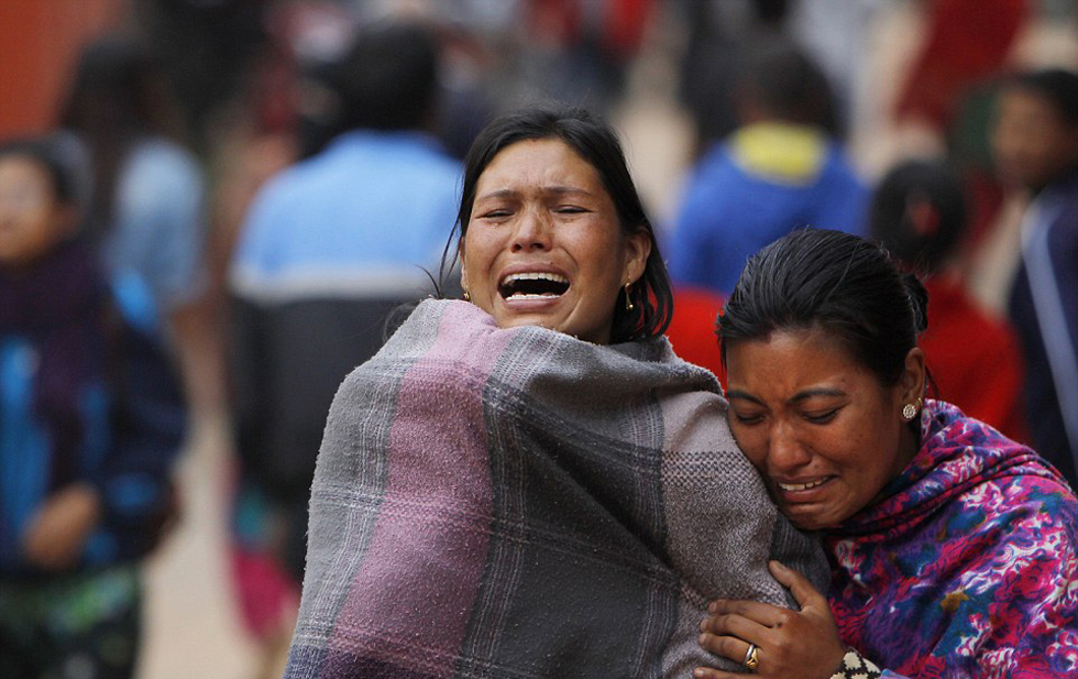 尼泊尔为地震遇难者举行集体葬礼 亲人悲痛送别(高清组图)