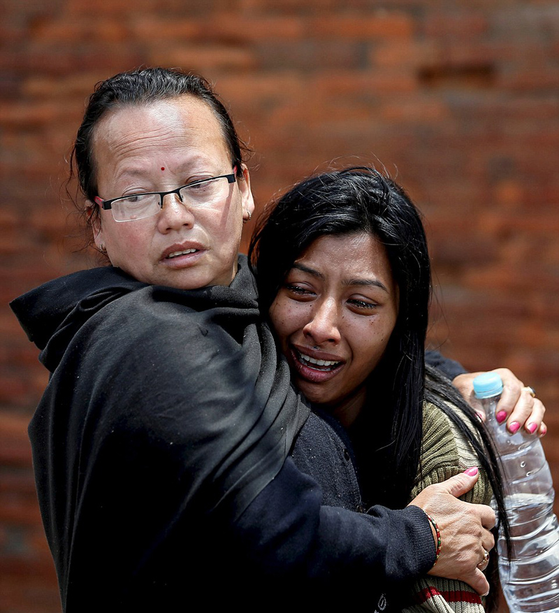 尼泊尔为地震遇难者举行集体葬礼 亲人悲痛送别(高清组图)