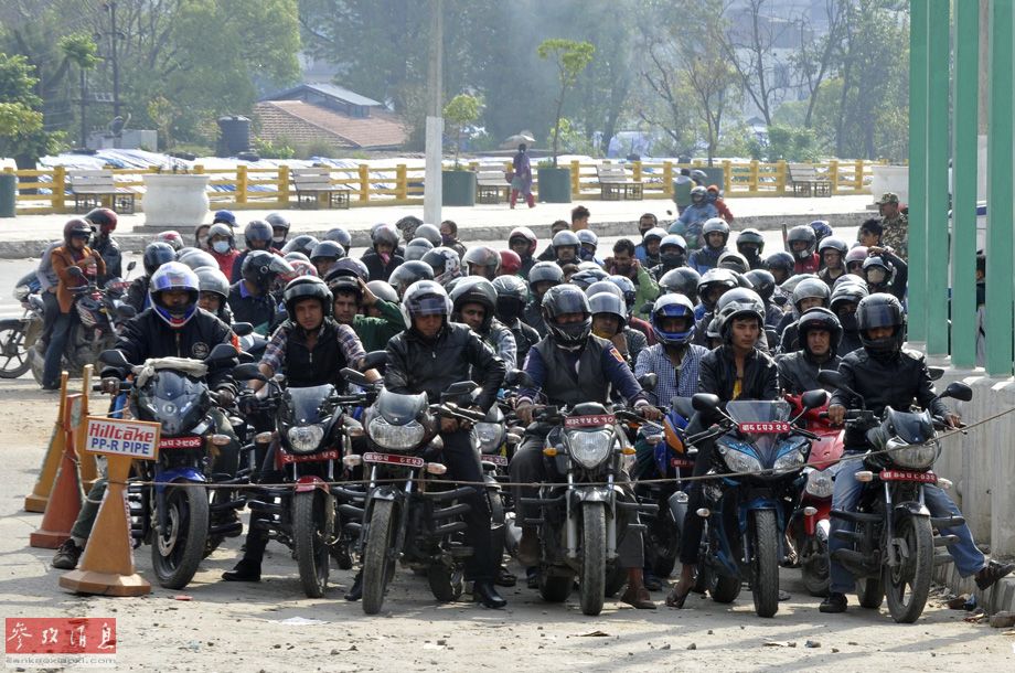 尼泊尔首都民众排队加油