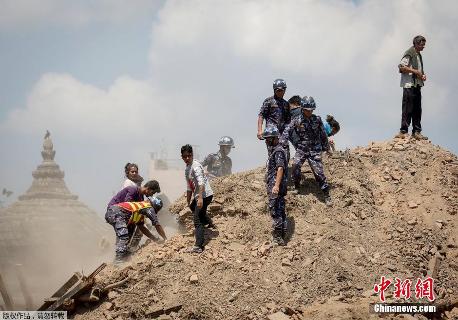 尼泊尔警察徒手挖废墟 搜寻幸存者