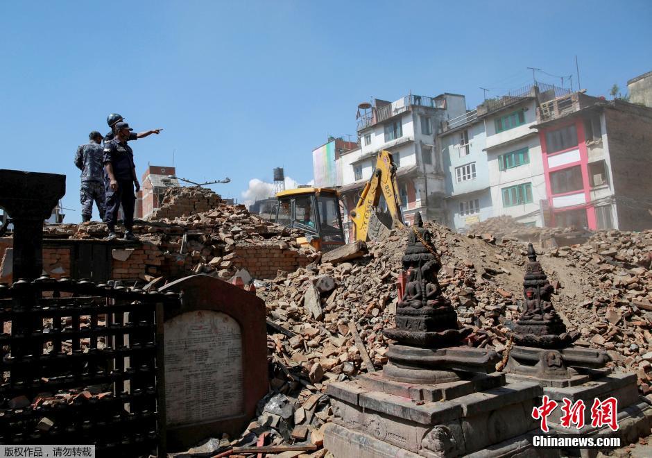 尼泊尔警察徒手挖废墟 搜寻幸存者