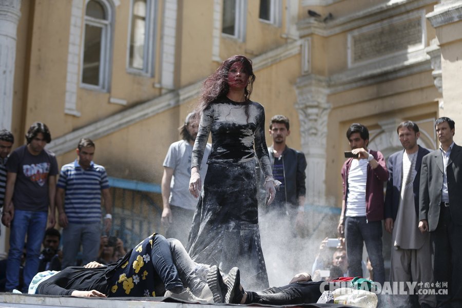 阿富汗艺术家重现女子被暴徒打死场景