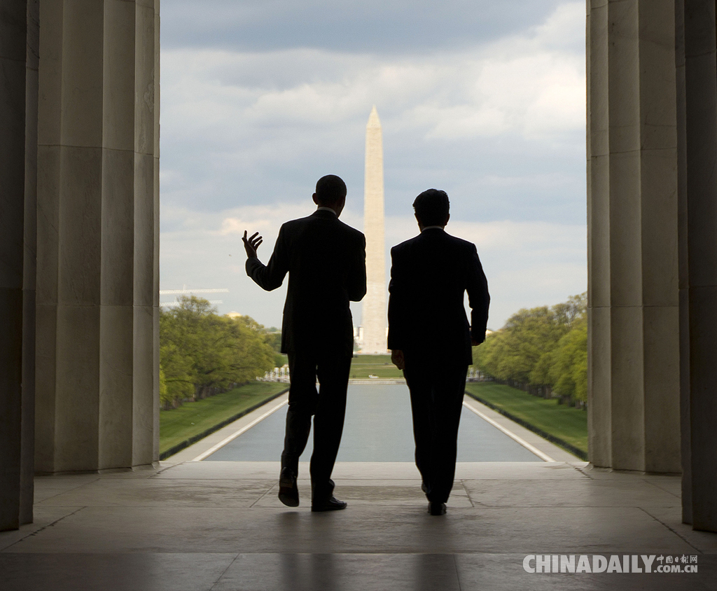 奥巴马陪同日首相安倍参观林肯纪念堂相谈甚欢