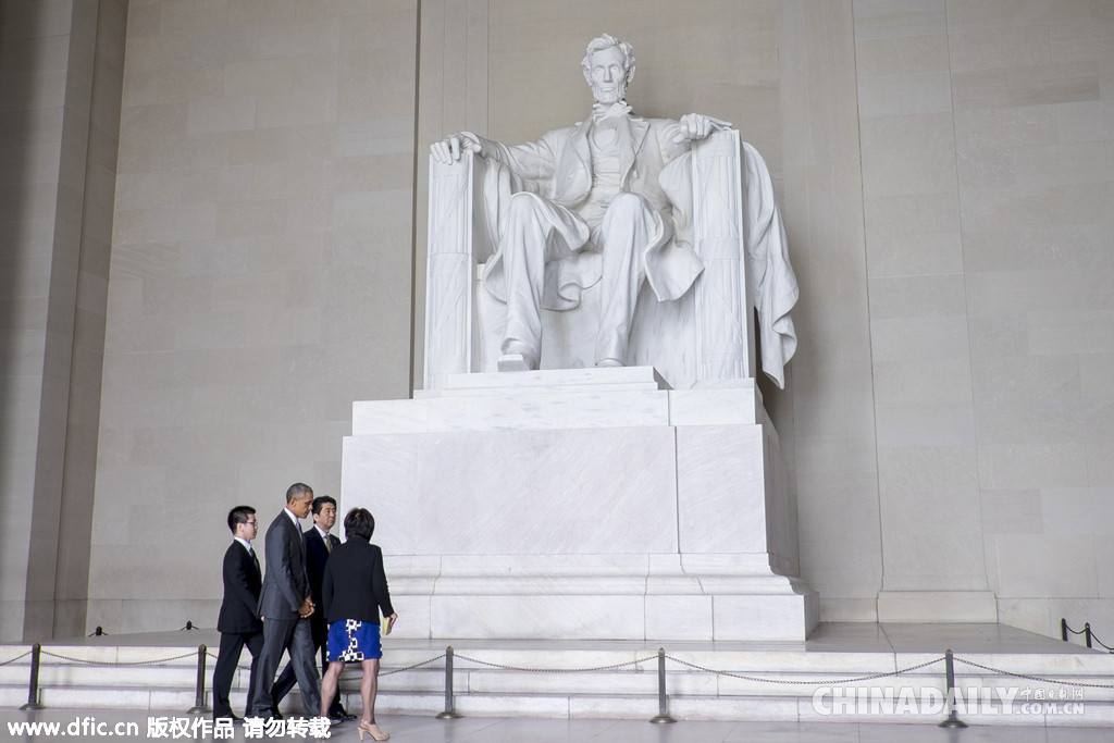 奥巴马陪同日首相安倍参观林肯纪念堂相谈甚欢