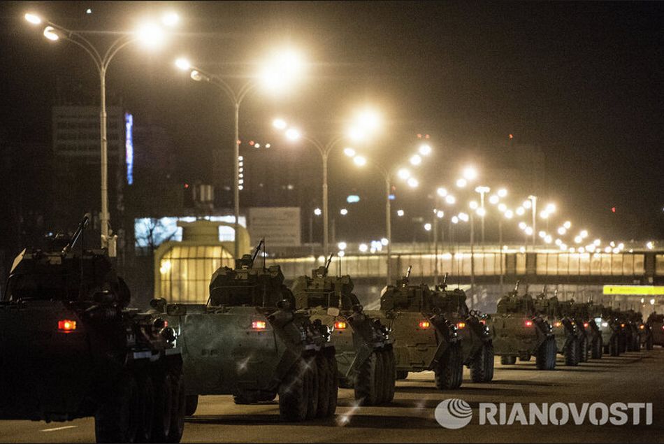参加红场阅兵的重型装备星夜转场至莫斯科市区