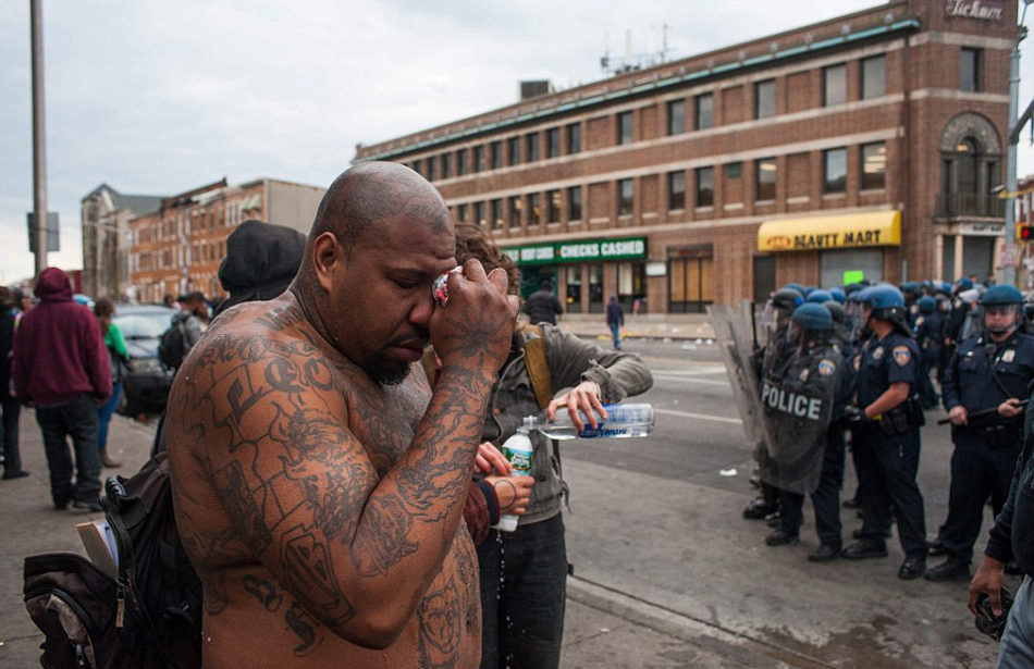 美国黑人黑帮暴乱与警察冲突现场