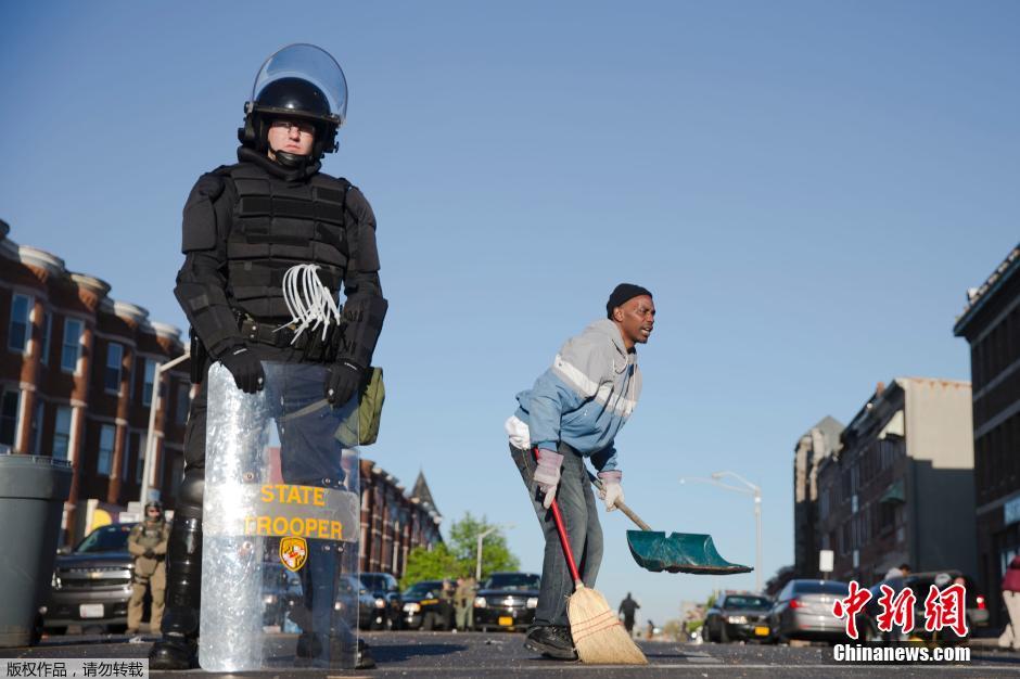 巴尔的摩骚乱持续 儿童自发清理街道