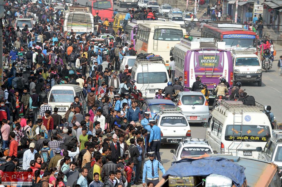 尼泊尔余震不断 首都出现“逃难潮”