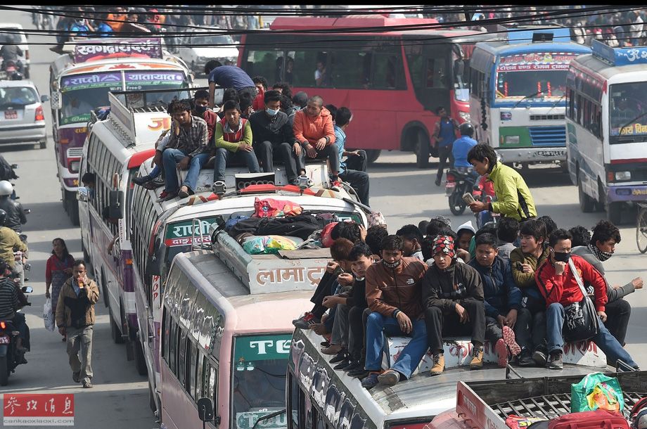 尼泊尔余震不断 首都出现“逃难潮”