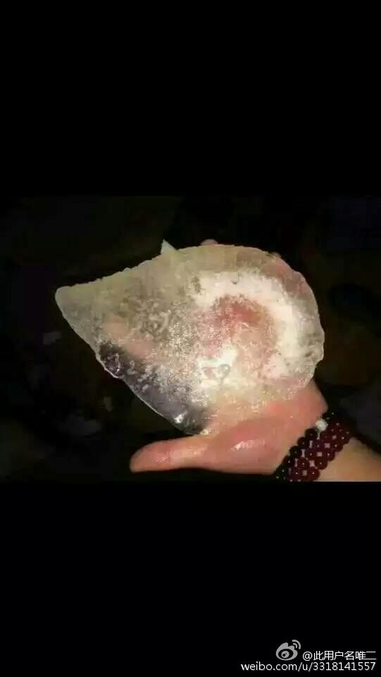 江苏多地冰雹大如鸡蛋 砸烂汽车挡风玻璃