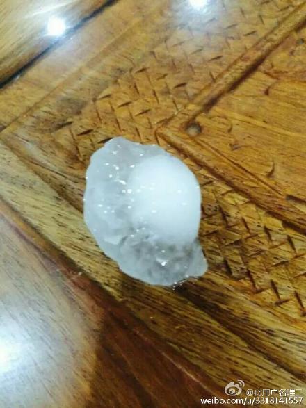 江苏多地冰雹大如鸡蛋 砸烂汽车挡风玻璃