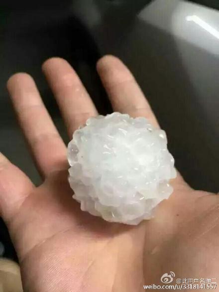 江苏多地冰雹大如鸡蛋 砸烂汽车挡风玻璃