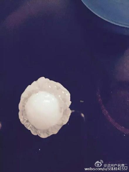 江苏多地冰雹大如鸡蛋 砸烂汽车挡风玻璃