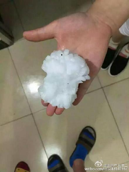 江苏多地冰雹大如鸡蛋 砸烂汽车挡风玻璃