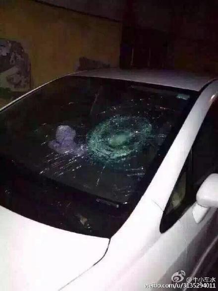 江苏多地冰雹大如鸡蛋 砸烂汽车挡风玻璃