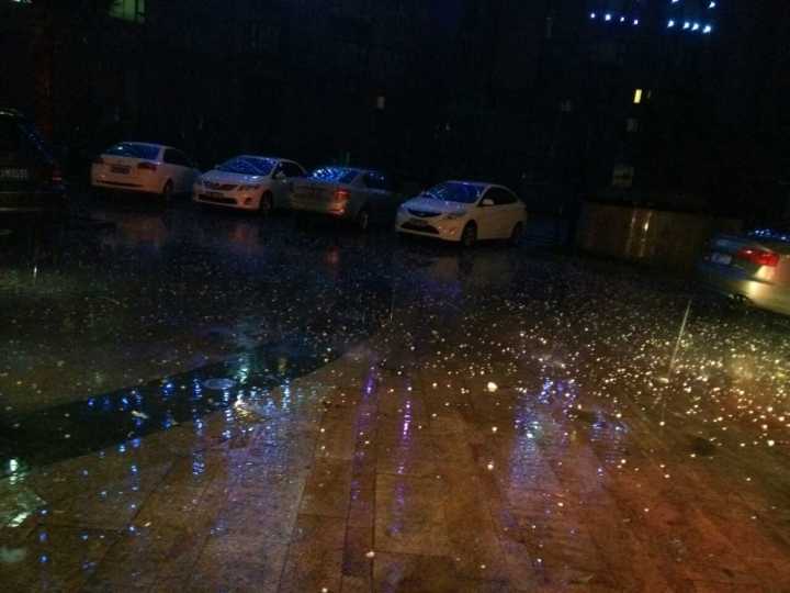 江苏多地冰雹大如鸡蛋 砸烂汽车挡风玻璃