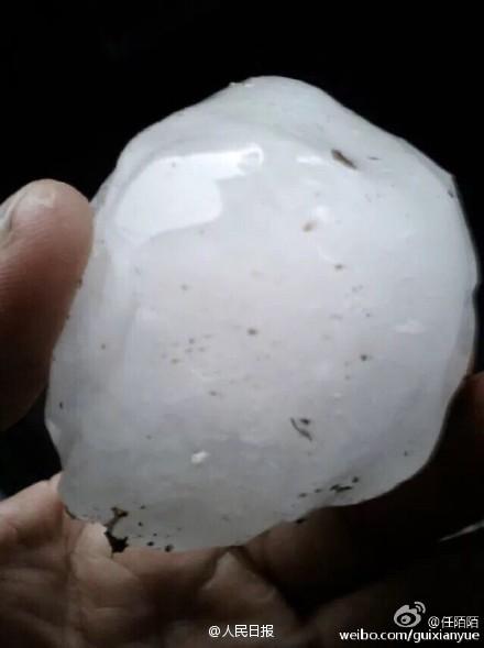 江苏多地冰雹大如鸡蛋 砸烂汽车挡风玻璃
