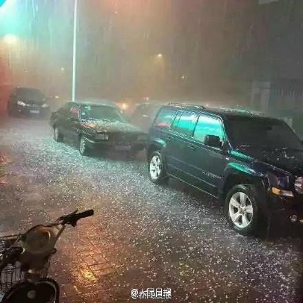 江苏多地冰雹大如鸡蛋 砸烂汽车挡风玻璃