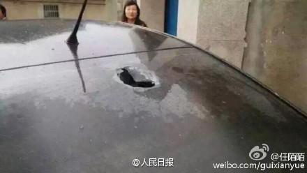 江苏多地冰雹大如鸡蛋 砸烂汽车挡风玻璃
