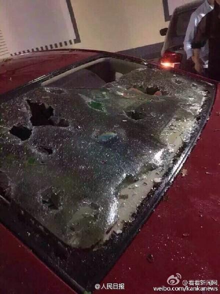 江苏多地冰雹大如鸡蛋 砸烂汽车挡风玻璃