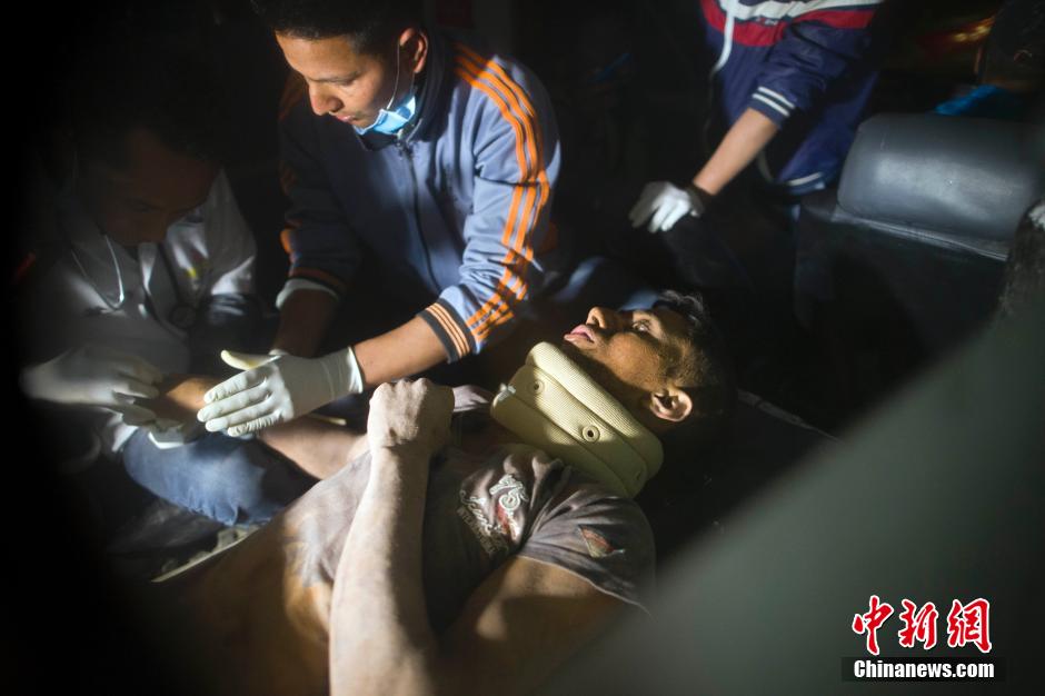 尼泊尔20岁男子地震被埋82小时后生还