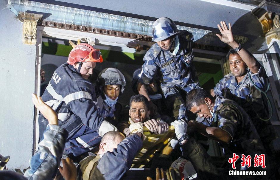 尼泊尔20岁男子地震被埋82小时后生还