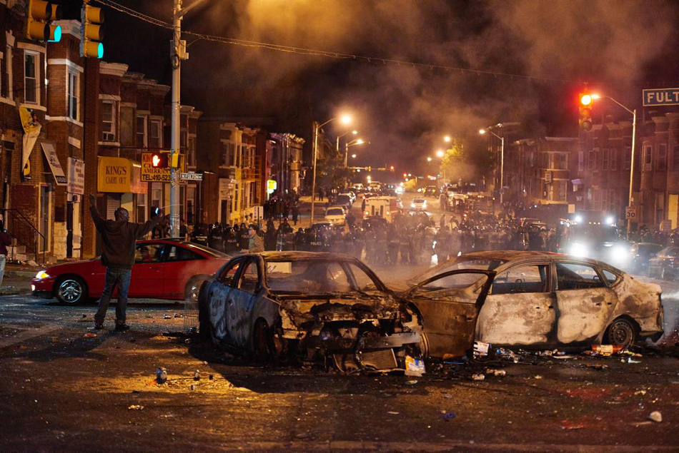 美国巴尔的摩骚乱持续 市区变火场