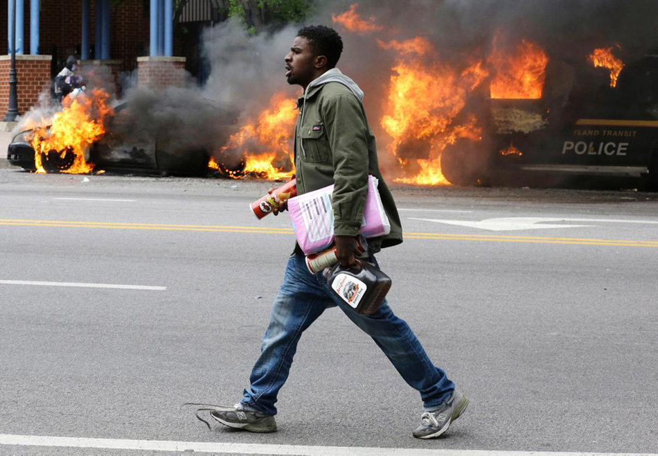 美国巴尔的摩骚乱持续 市区变火场